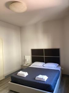 A bed or beds in a room at Albergo Leon D'Oro