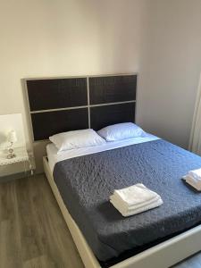 A bed or beds in a room at Albergo Leon D'Oro