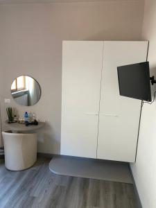 A television and/or entertainment centre at Albergo Leon D'Oro