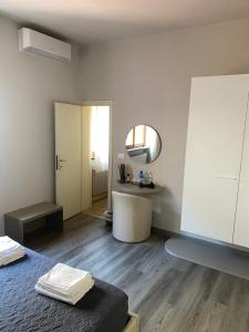 A bed or beds in a room at Albergo Leon D'Oro