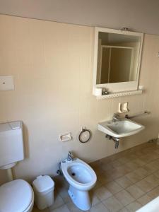 A bathroom at Albergo Leon D'Oro
