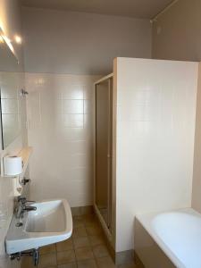 A bathroom at Albergo Leon D'Oro