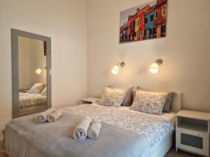 Un dormitorio con una cama con toallas. en Apartman Golf, en Zagreb