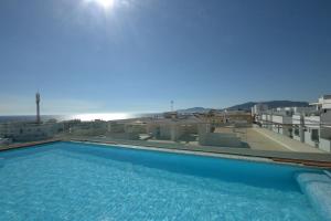 una piscina sul tetto di un edificio di Livingtarifa Ventura Levante a Tarifa