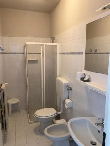 A bathroom at Albergo Leon D'Oro