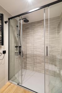 una ducha con puerta de cristal en un baño en Apartamento Cánovas Vigo Center, en Vigo