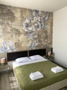 A bed or beds in a room at Albergo Leon D'Oro
