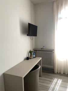 A television and/or entertainment centre at Albergo Leon D'Oro