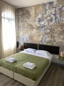 A bed or beds in a room at Albergo Leon D'Oro