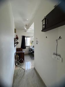 Televiisor ja/või meelelahutuskeskus majutusasutuses TicAna Apartments with all amenities lake view & terrace garden Ac Kitchen wifi