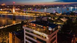 伊斯坦布尔伊斯坦布尔金城大酒店的享有河流和桥梁景致的建筑