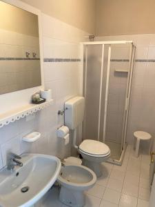 A bathroom at Albergo Leon D'Oro