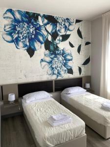 A bed or beds in a room at Albergo Leon D'Oro