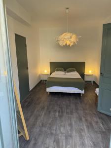 Ένα ή περισσότερα κρεβάτια σε δωμάτιο στο cite 4 Maison Bacou