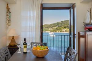 einen Tisch mit einer Schale Obst und Meerblick in der Unterkunft Capitolo Primo in Porto Venere