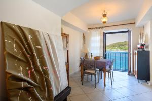 eine Küche und ein Esszimmer mit einem Tisch und einem Fenster in der Unterkunft Capitolo Primo in Porto Venere