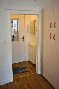 a room with a white door and a hallway at L'authentique - Centre - Calme - Équipé - Basque in Bayonne