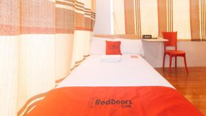 Postel nebo postele na pokoji v ubytování RedDoorz at Prince Hotel near NAIA T1