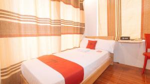 Postel nebo postele na pokoji v ubytování RedDoorz at Prince Hotel near NAIA T1