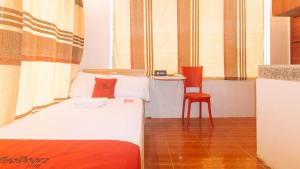 Postel nebo postele na pokoji v ubytování RedDoorz at Prince Hotel near NAIA T1