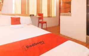 Postel nebo postele na pokoji v ubytování RedDoorz at Prince Hotel near NAIA T1