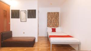 Postel nebo postele na pokoji v ubytování RedDoorz at Prince Hotel near NAIA T1