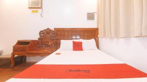 Postel nebo postele na pokoji v ubytování RedDoorz at Prince Hotel near NAIA T1