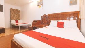 Postel nebo postele na pokoji v ubytování RedDoorz at Prince Hotel near NAIA T1