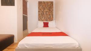 Postel nebo postele na pokoji v ubytování RedDoorz at Prince Hotel near NAIA T1