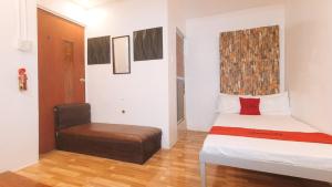 Postel nebo postele na pokoji v ubytování RedDoorz at Prince Hotel near NAIA T1