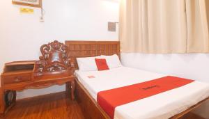 Postel nebo postele na pokoji v ubytování RedDoorz at Prince Hotel near NAIA T1