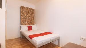 Postel nebo postele na pokoji v ubytování RedDoorz at Prince Hotel near NAIA T1