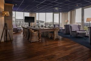 TV a/nebo společenská místnost v ubytování WestCord Strandhotel Seeduyn