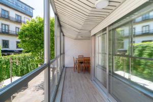 balcón con puertas correderas de cristal y mesa en Apartamento Cánovas Vigo Center, en Vigo