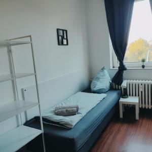 Postel nebo postele na pokoji v ubytování Ferienwohnung Monteurwohnung Messewohnung Duisburg Süd Grenze Düsseldorf 6 Personen + 12 fotografií