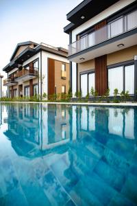 Bazén v ubytování First Class by Antalya Suites nebo v jeho okolí
