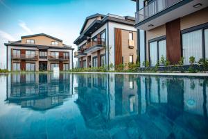 Bazén v ubytování First Class by Antalya Suites nebo v jeho okolí