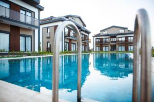 Bazén v ubytování First Class by Antalya Suites nebo v jeho okolí