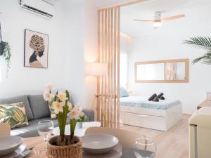 una sala de estar con un sofá y una cama en Estudio Jacuzzi con Encanto en Triana, en Sevilla