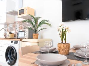 Una cocina o zona de cocina en Estudio Jacuzzi con Encanto en Triana