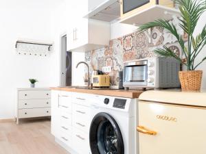 Una cocina o zona de cocina en Estudio Jacuzzi con Encanto en Triana