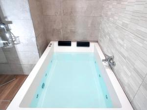 Un baño de Estudio Jacuzzi con Encanto en Triana