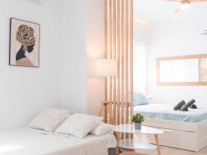Cama o camas de una habitación en Estudio Jacuzzi con Encanto en Triana