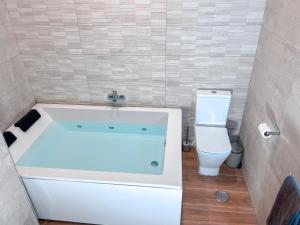 Un baño de Estudio Jacuzzi con Encanto en Triana