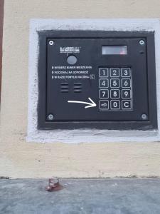 ヘウムにあるDom Kopernika 4の建物横のユーティリティボックス