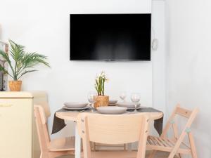 Una televisión o centro de entretenimiento en Estudio Jacuzzi con Encanto en Triana