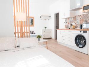 Una cocina o zona de cocina en Estudio Jacuzzi con Encanto en Triana