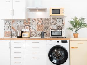 Una cocina o zona de cocina en Estudio Jacuzzi con Encanto en Triana