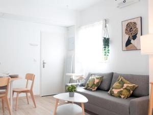 una sala de estar con un sofá y una mesa en Estudio Jacuzzi con Encanto en Triana, en Sevilla