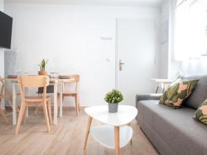 una sala de estar con un sofá y una mesa en Estudio Jacuzzi con Encanto en Triana, en Sevilla 19 fotos más